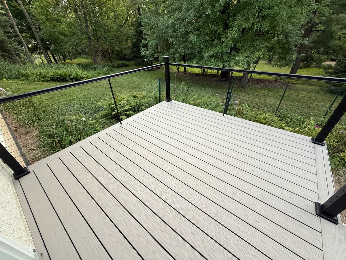 Finished Cottage Grove deck platform with light composite decking and black cable railing