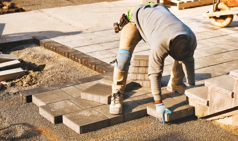 Landscape,Worker,Paving,Driveway,Interlock,Patio,With,Stone,Brick,At